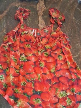 Women’s Red Strawberry-Print Sleeveless Top